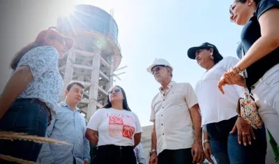 El gobernador Eduardo Verano y la alcaldesa de Malambo Yenis Orozco, entre otros, en los trabajos de El Tesoro