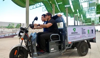 El alcalde Alex Char a bordo de los vehículos entregados a los recicladores. 