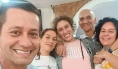 Ana Valentina Verge, tercera, rodeada por sus familiares