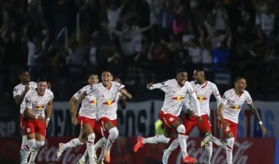 Celebración de los jugadores de Bragantino tras eliminar por penales a Águilas Doradas. 