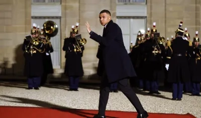 El futbolista Kylian Mbappé a su llegada a la cena con el emir de Catar.