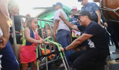 Sarita Lara, la pequeña carnavalera, junto al alcalde Alex Char