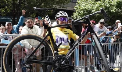 Rodrigo Contreras carga su bicicleta tras coronarse campeón del Tour Colombia. 