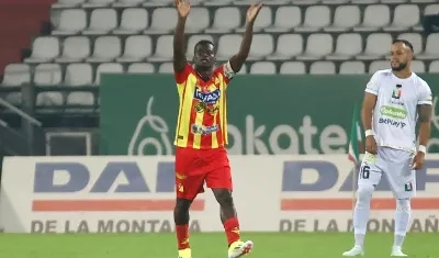 Carlos Darwin Quintero marcó el primer gol del Pereira en el clásico del viejo Caldas. 