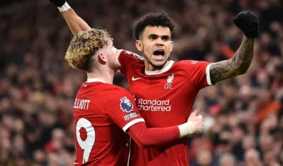Luis Díaz festeja su gol con su compañero Harvey Elliot. 
