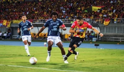 Didier Moreno intenta cortar un avance de Alejandro Piedrahita.