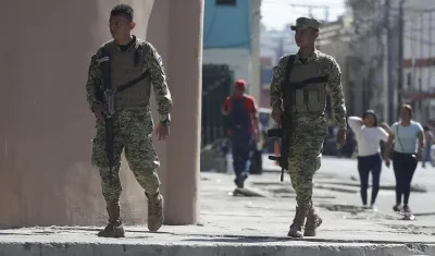 Militares vigilan las calles en San Salvador en víspera de las elecciones a la Presidencia