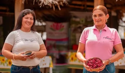 Dos de las beneficiarias de la ANT en la vereda Santa Rita en Carmen de Bolívar