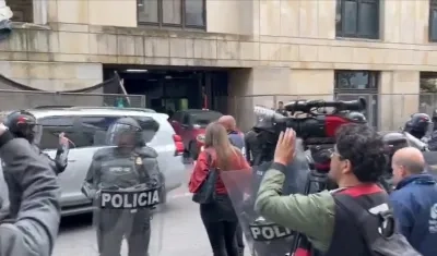 Los magistrados salieron en sus vehículos escoltados por la Policía