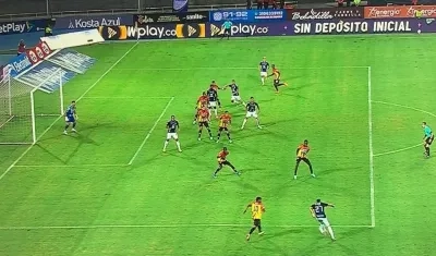 La acción polémica que terminó con l gol del empate para Junior. 