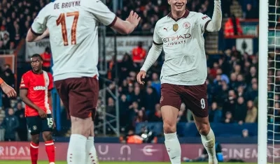 Erling Haaland festeja uno de sus goles con Kevin de Bruyne. 