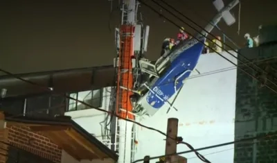Colgado de un edificio quedó el helicóptero en el que sobrevivieron sus seis ocupantes