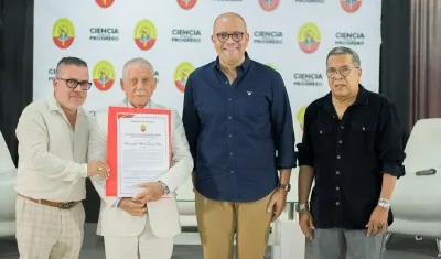 Hernando Gómez y su hijo Mauricio Gómez, el rector Mauricio Molinares y el decano Jaime De la Hoz
