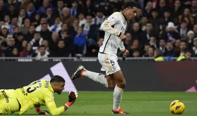 Jude Bellingham elude al portero Gazzaniga para anotar el segundo gol del Real Madrid. 