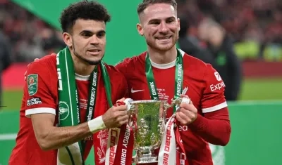 Luis Díaz porta el trofeo con el argentino Alexis McAllister.