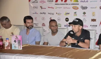 El atleta Juan Carlos Cardona interviene durante el lanzamiento de la Media Maratón La Arenosa.