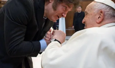 El presidente argentino y el Papa Francisco sonríen en el encuentro en el Vaticano
