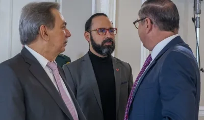 El ministro de Minas, Andrés Camacho, en la reunión con la Bancada Caribe, habla con el congresista atlanticense Armando Zabaraín