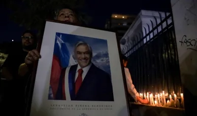  Militantes de Renovacion Nacional encienden velas en la sede del partido en apoyo al falecido expresidente de Chile Sebastían Piñera