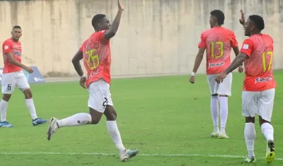 Carlos Copete celebra el segundo gol del Barranquilla FC con Jhomier Guerrero.  