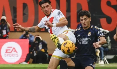 Brahim Díaz, del Real Madrid, disputa la pelota con Luis Espino. 