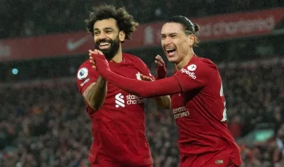 Mohamed Salah y Darwin Núñez, delanteros del Liverpool.  