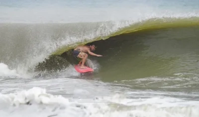 Los surfistas lograron remontar olas de entre 2 y 3,5 metros de altura