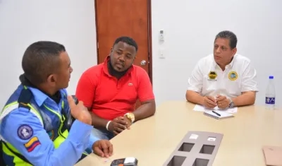 El taxista Euclides Correa con un inspector del Datt y el director, José Ricaurte