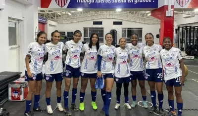 Integrantes de las Tiburonas, equipo femenino del Junior. 