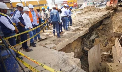 El alcalde Dumek Turbay en los terrenos que se deslizaron en el barrio Ceballos, epicentro de la emergencia por agua