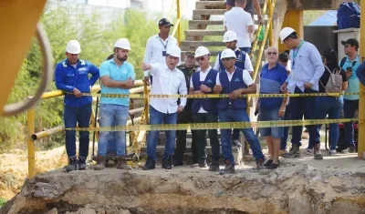 El alcalde Dumek Turbay en el punto de la emergencia en el barrio Ceballos