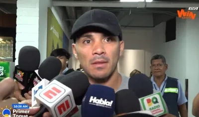 El defensa central argentino Nicolás Zalazar atendió a los periodistas al llegar a Barranquilla. 