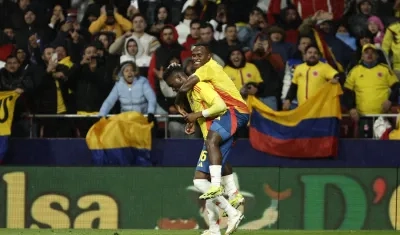 Jhon Arias celebra con Jefferson Lerma su gol contra Rumania. 