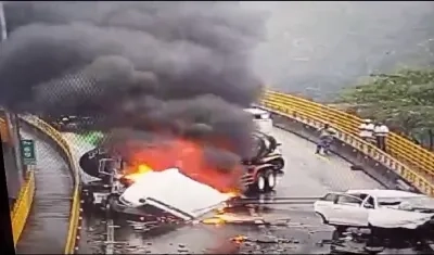 Carrotanque incendiado tras el accidente. 