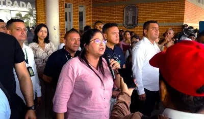 La alcaldesa Alcira Sandoval hablando con comerciantes del municipio. 