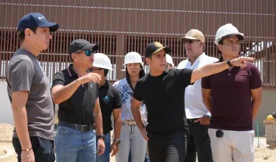 El alcalde Alejandro Char inspeccionando las obras del Mercado del Río. 