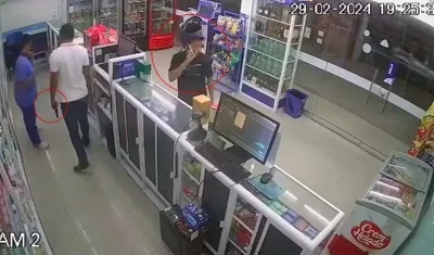 Momento del asalto en la droguería. 