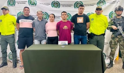 Los cinco capturados en el operativo. 