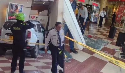 Según testigos el carro ingresó al sitio a toda velocidad.