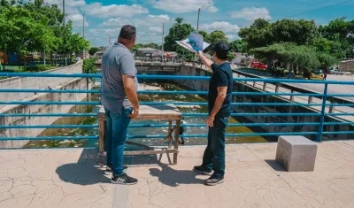 El Alcalde Alex Char en la zona donde estará ubicado el Gran Malecón del Suroriente. 