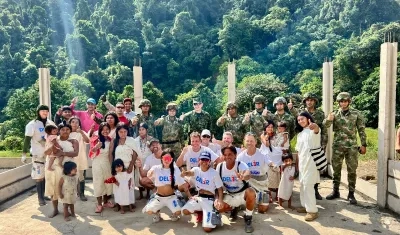 Ejército y Fundación anclando corazones y ancla de Suecia se unieron para entregar escuela en comunidad kogui.