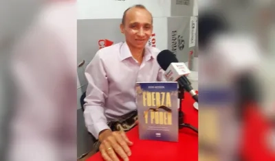 Edin Acosta con su libro 'Fuerza y poder'.