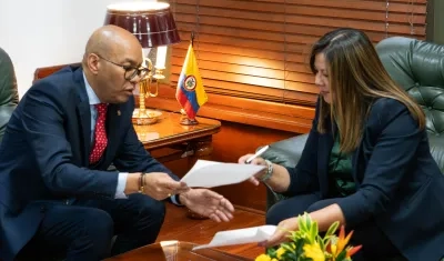 El presidente de la Corte Suprema, Gerson Chaverra, y la fiscal electa, Luz Adriana Camargo.