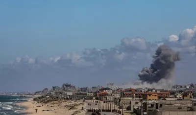 El humo se eleva tras un ataque aéreo israelí en la ciudad de Gaza.