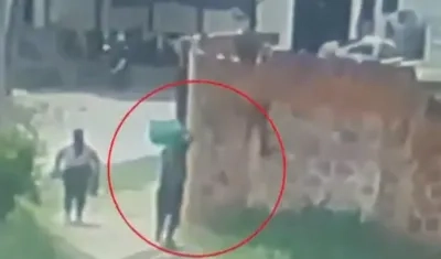 Giovanny Díaz cargando la lona verde.