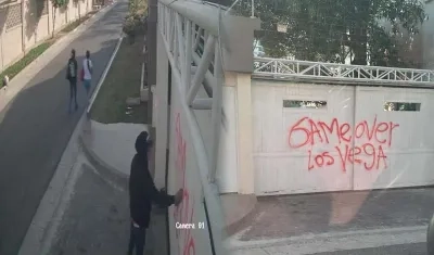 Tras la muerte del último del clan, Roberto Vega, pintaron grafitis en su vivienda, en Puerto Colombia. 