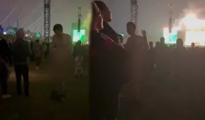 Hombre se quita la ropa en el Festival Estéreo Picnic.