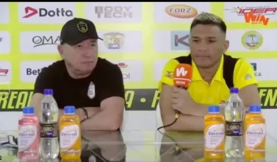 Teófilo Gutiérrez en la rueda de prensa junto al técnico Alberto Suárez.