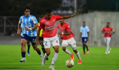 Nicolás Villa, del Barranquilla FC, inicia un avance hacia el pórtico del Real Santander. 