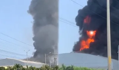 Buques suspendieron operaciones por incendio.